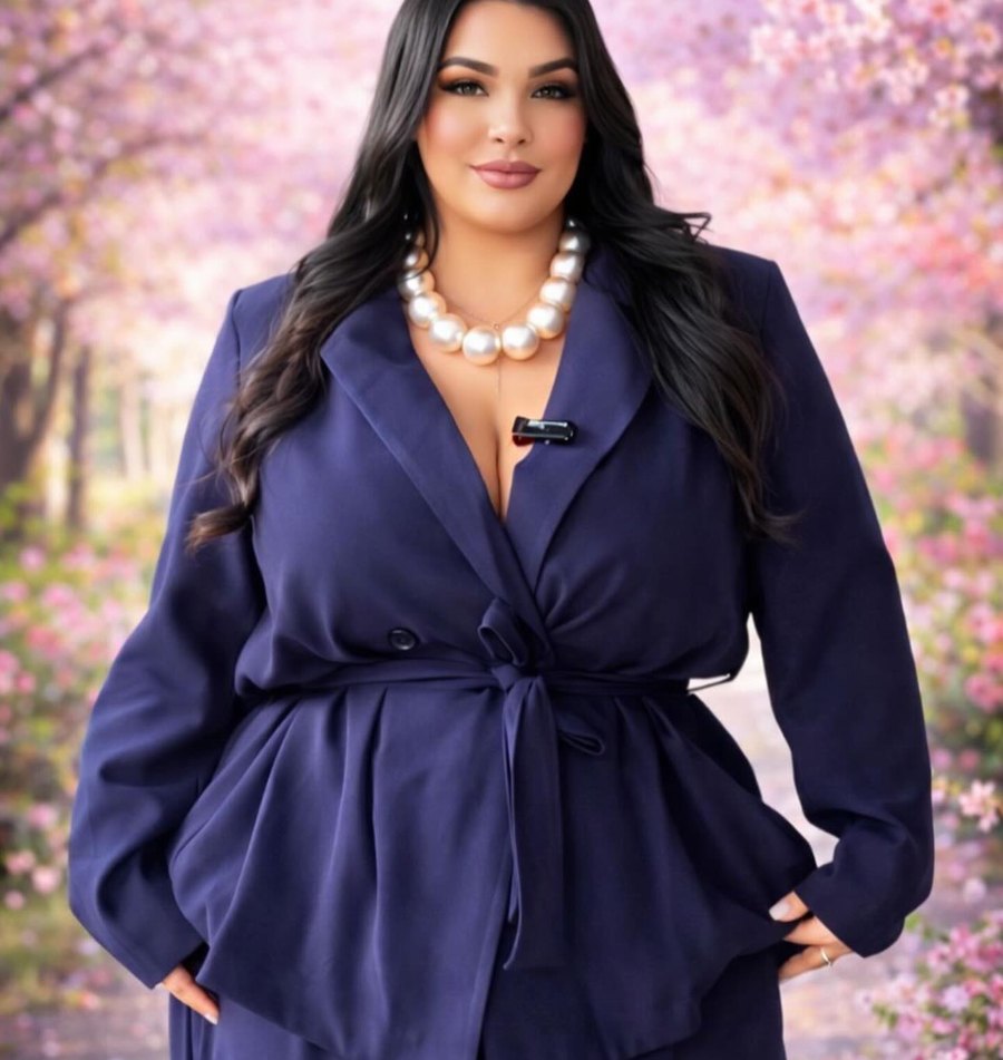 Blazer blu con cintura in vita, indossato